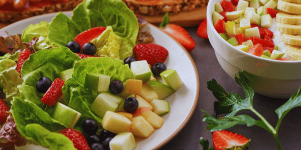 ensalada con lechuga, fresas y otras frutas para verano