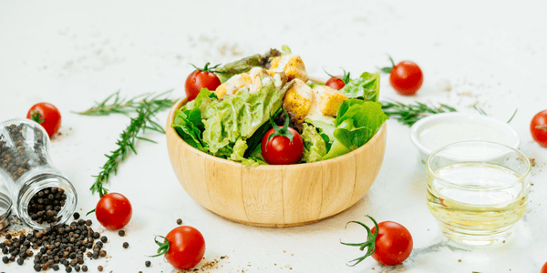 Ensalada con lechuga, pollo y tomates cherry fresca para el verano con proteína