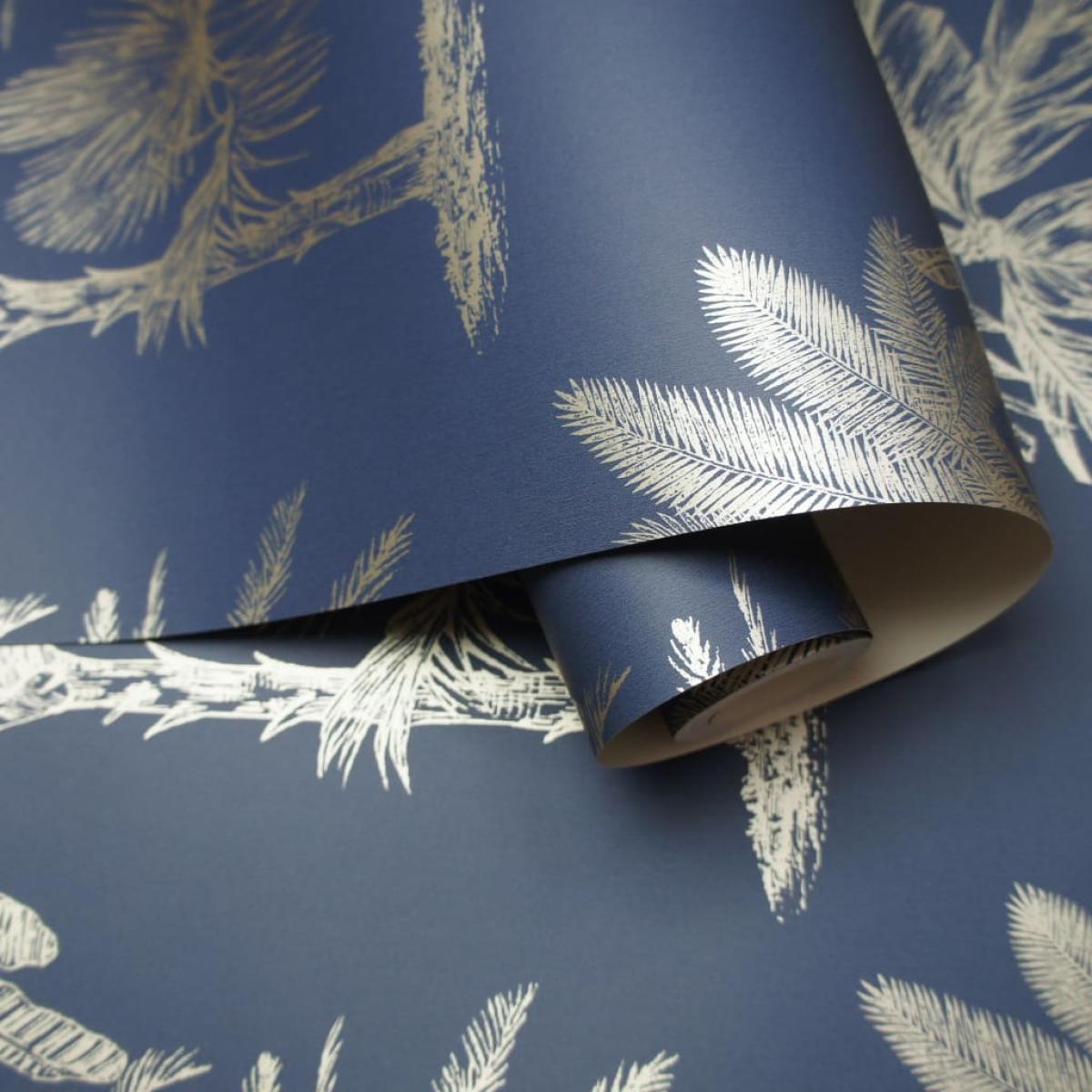 DUTCH WALLCOVERINGS Papel pintado árbol tropical azul marino y plata