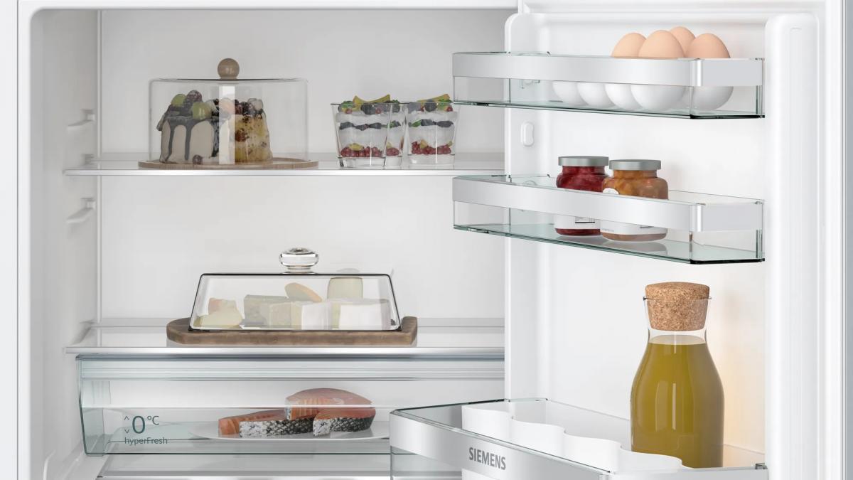 FRIGO 1P INT. SIEMENS KU21RADE0 CICLICO E 82X60 134L BAJO ENCIMERA