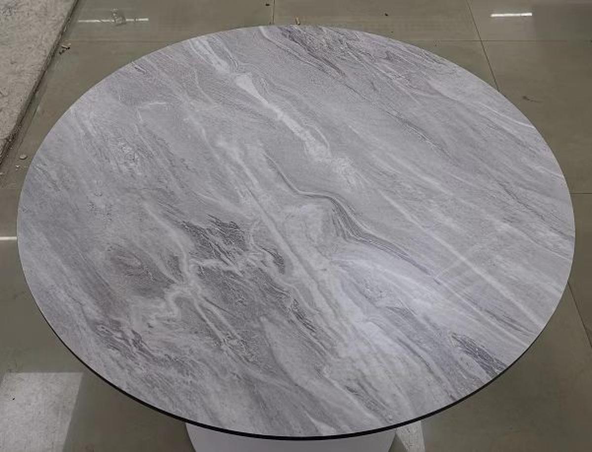 Mesa TUL, base de metal dorada, tapa laminada, 90 cms de diámetro