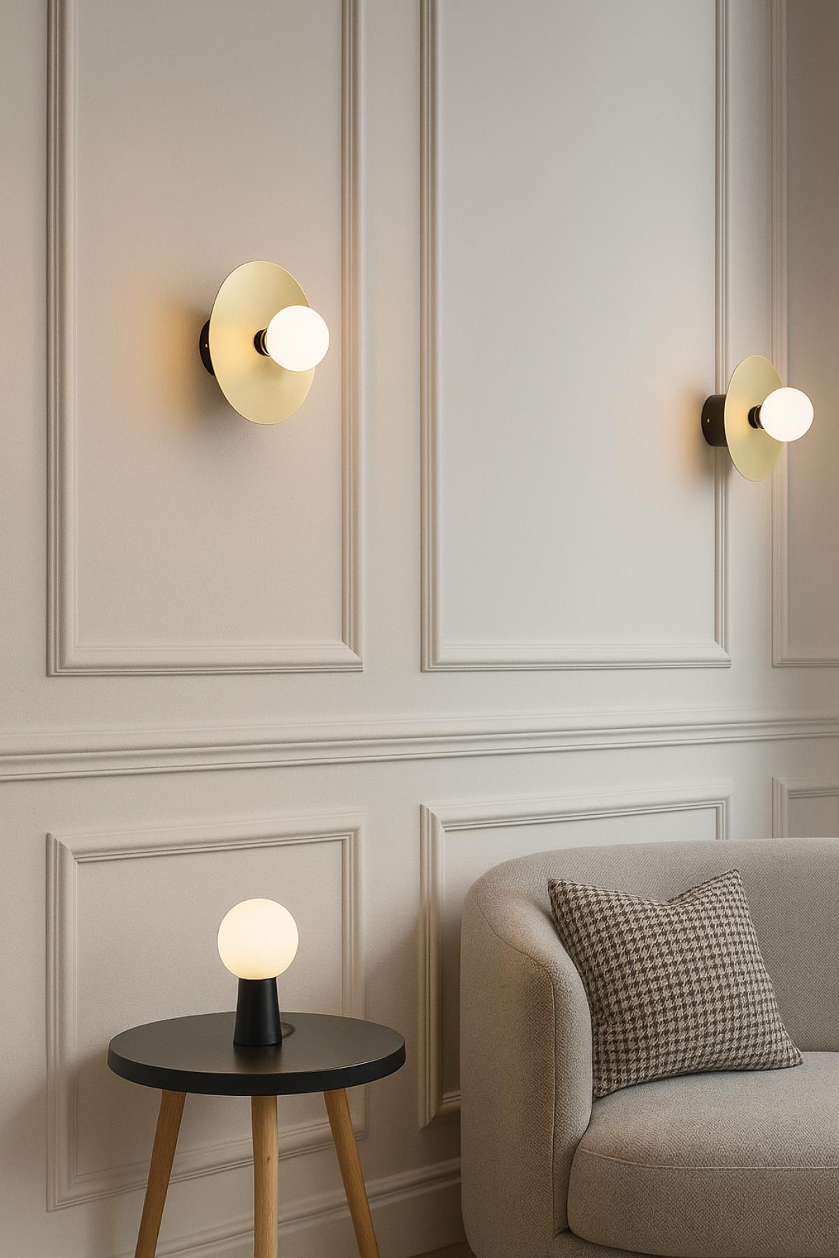 Aplique GRUND, metal dorado y negro, tulipa blanca