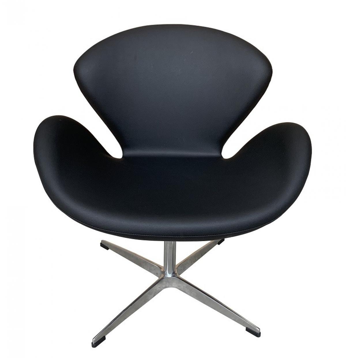 Sillón SW, tapizado en similpiel negra