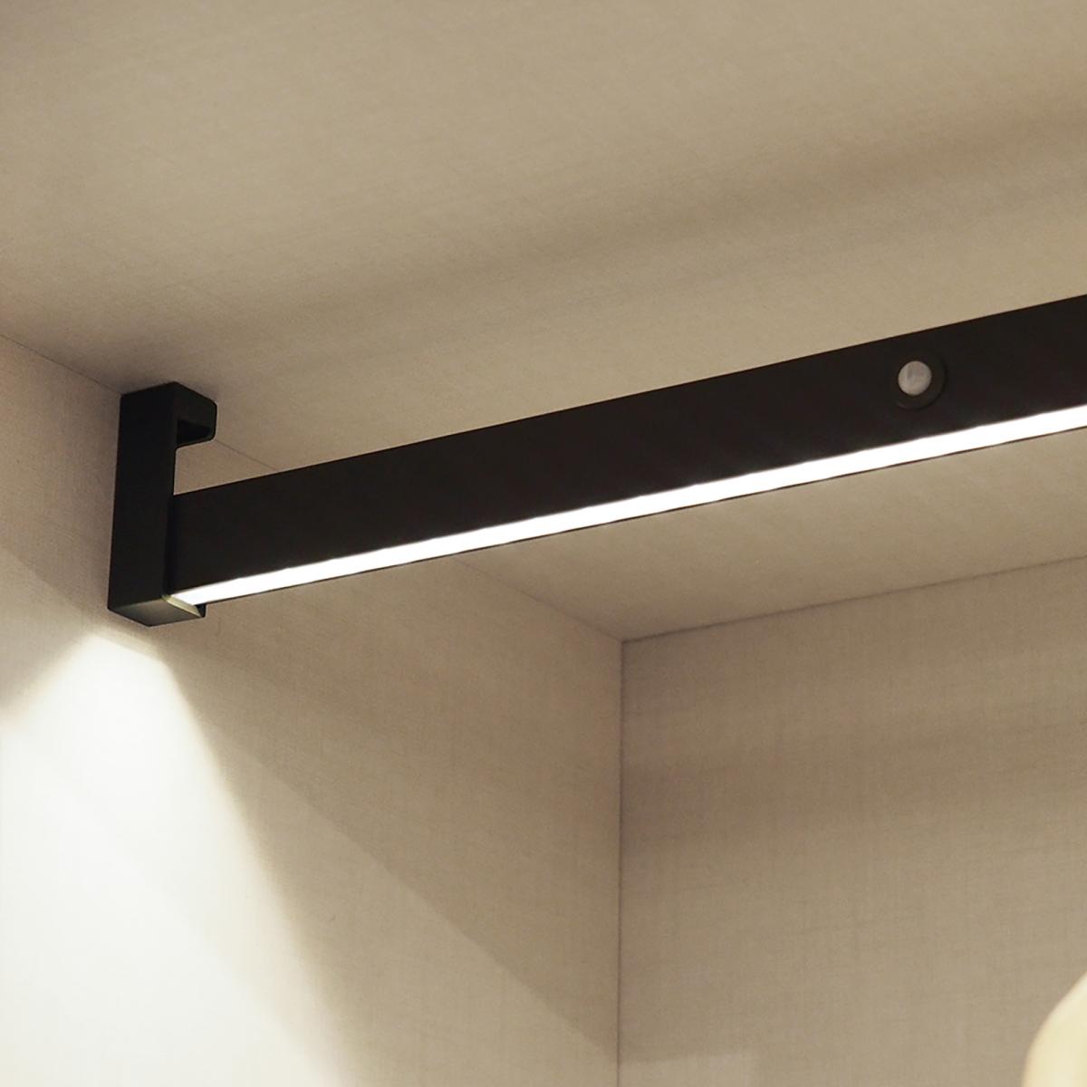 Barra para armario con luz LED Castor, batería extraible y sensor de movimiento