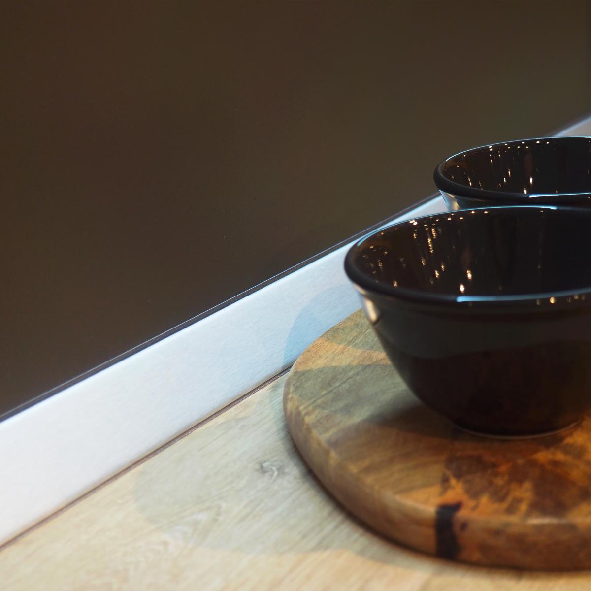 Copete triangular para cocina Plasline con accesorios para instalación.