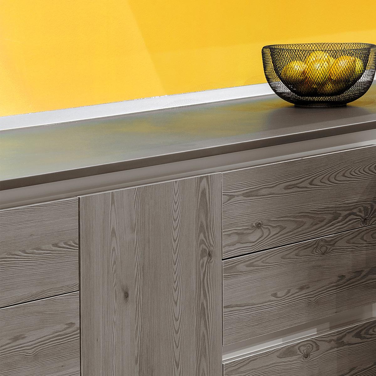 Copete triangular para cocina Plasline con accesorios para instalación.