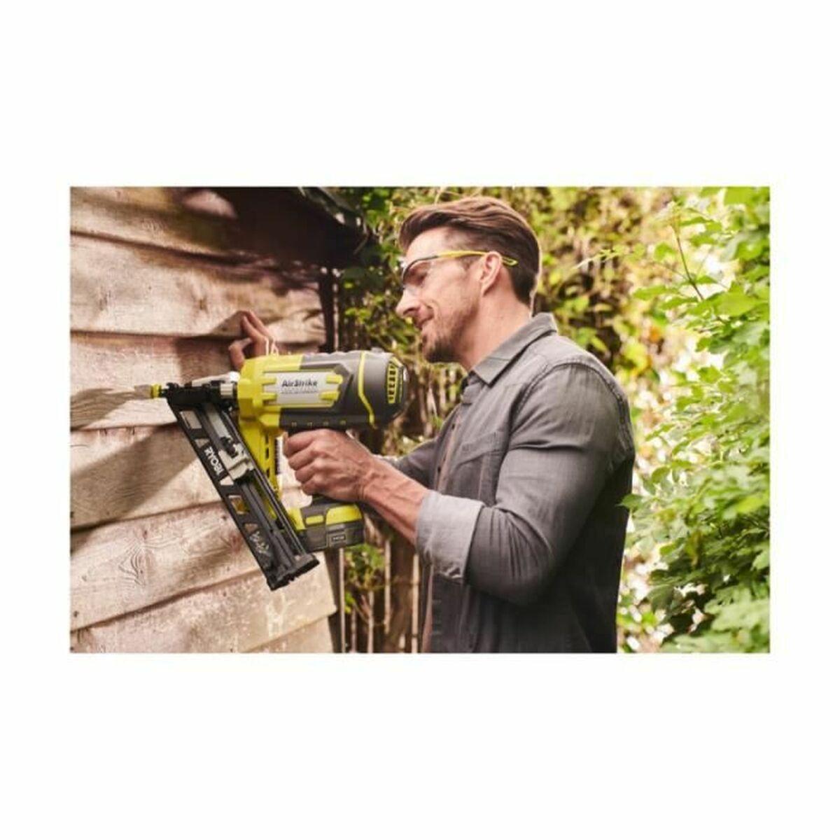Clavadora Ryobi R15GN18-0 18 V