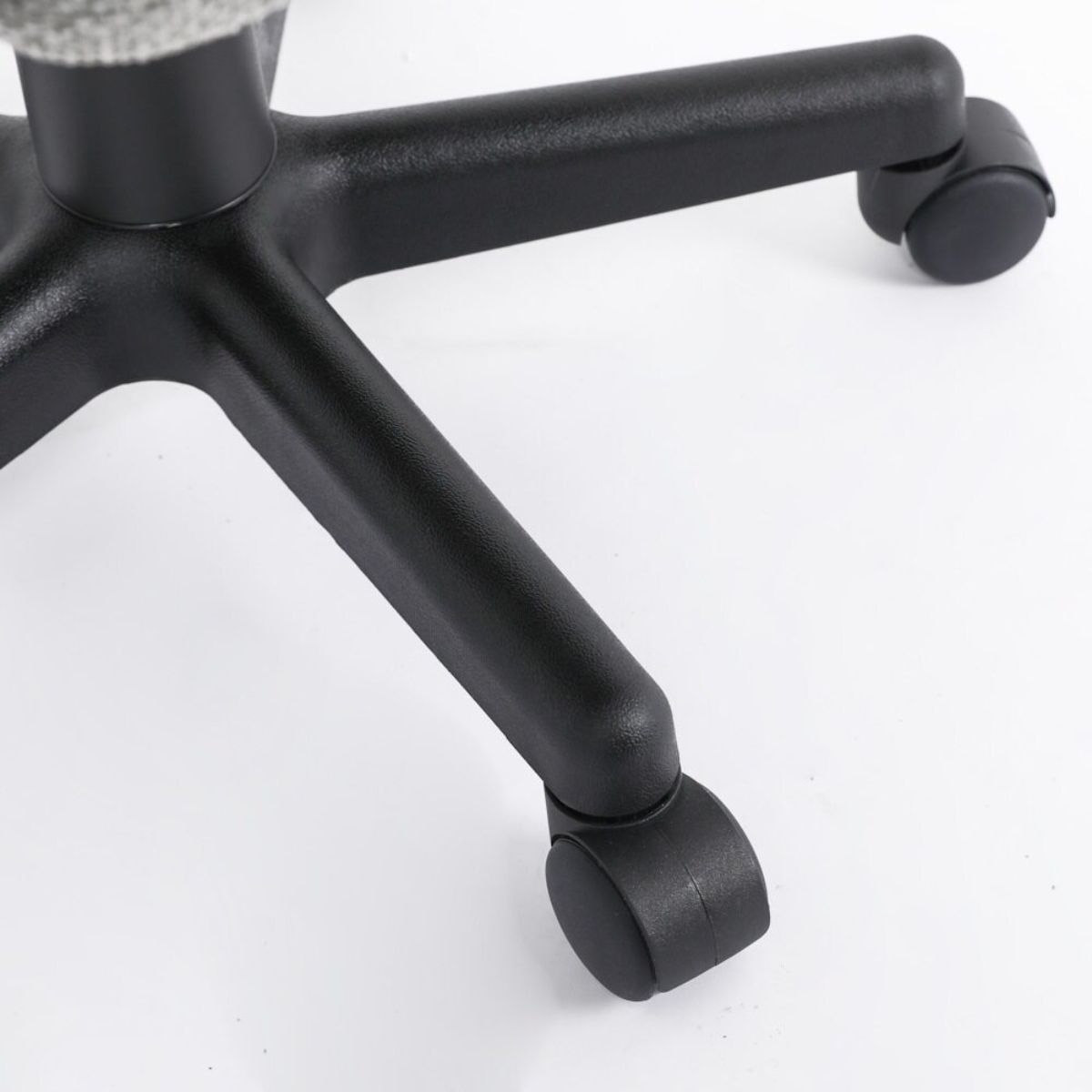 Silla oficina tela gris claro-estructura negra modelo HELA 