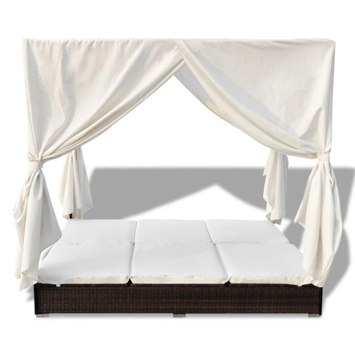 Tumbona con cortinas de ratán sintético marrón