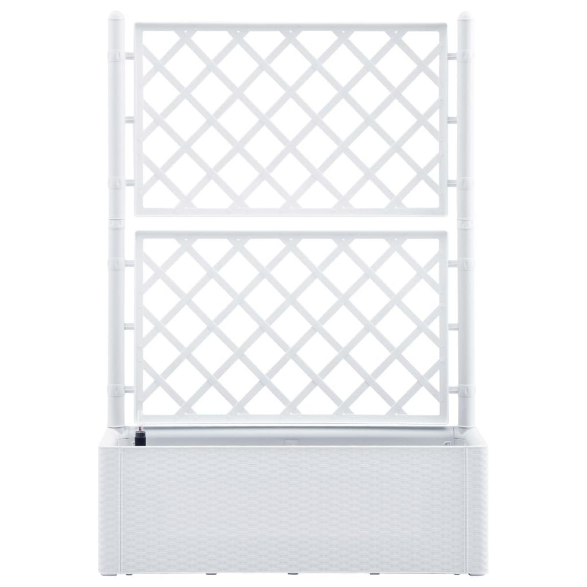 Arriate con enrejado y sistema de riego automático blanco