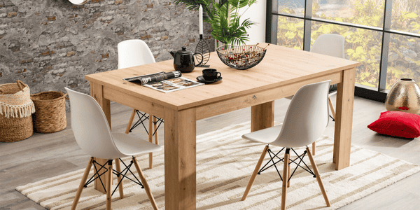 Comedor básico y funcional ideal para una primera mudanza, con mesa de comedor de madera clara y cuatro sillas blancas estilo escandinavo, perfecto para crear un espacio acogedor sin complicaciones. Ambientado con luz natural y decoración minimalista, representa una opción práctica y moderna para quienes buscan muebles esenciales para su nuevo hogar.
