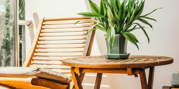 Muebles plegables para balcón en madera natural con diseño funcional y económico, ideales para decorar terraza en verano con estilo y sin gastar mucho.