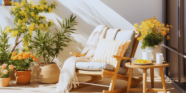 decoración de balcón con una silla, una manta y plantas como elementos decorativos