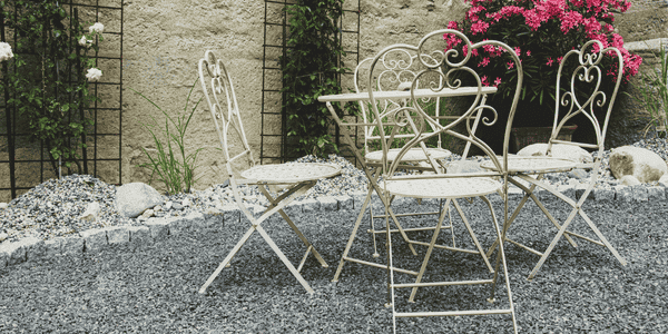 set de mesas y sillas ubicadas en un jardin