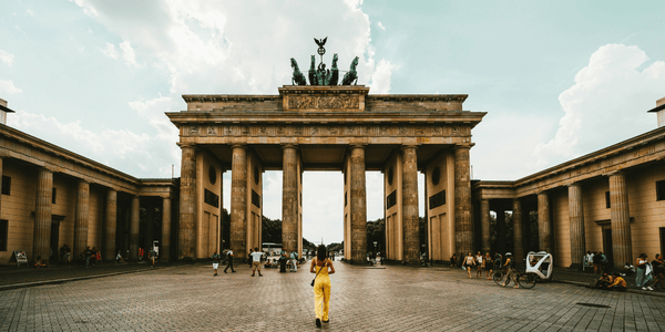 Chica frente a un monumento famoso de Berlín