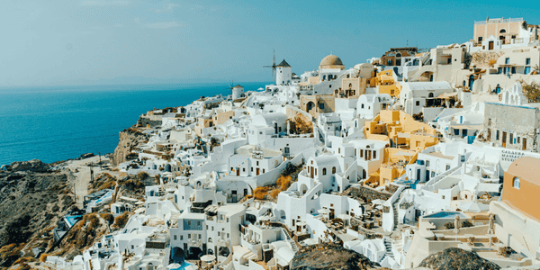 Típico paisaje de Santorini con una sucesión de casas blancas y el mar de fondo.