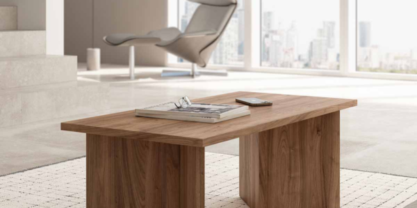 Mesa de centro de madera con diseño abierto y sillón moderno de patas altas, promoviendo la circulación del aire para un hogar fresco.