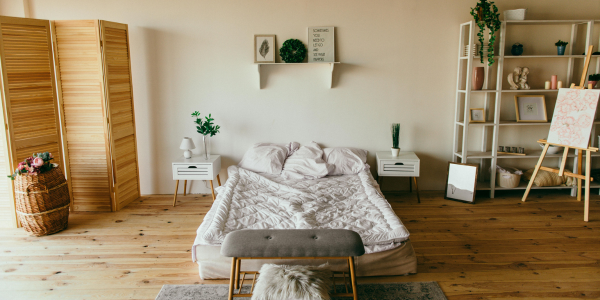 dormitorio con muebles suaves de madera clara y natural