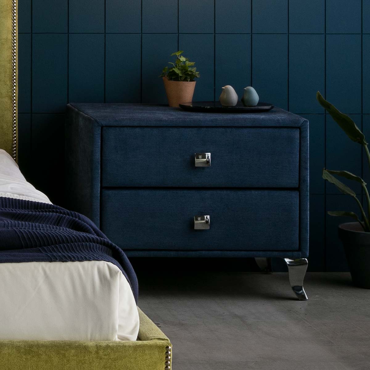 Mesita de noche tapizada en tela TUMIZ