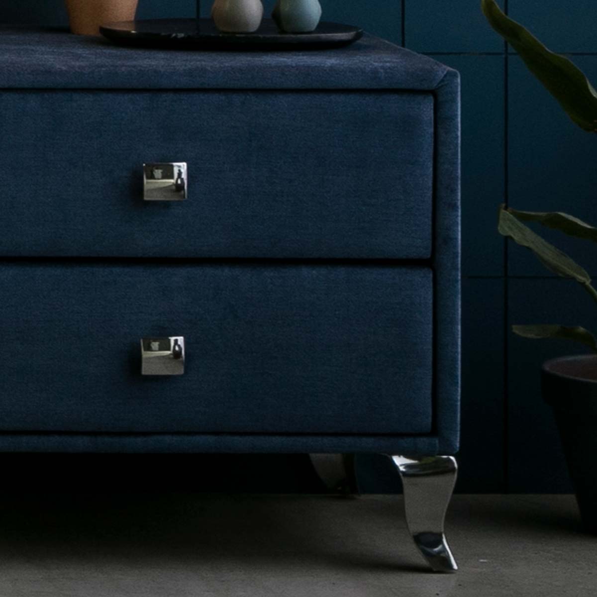 Mesita de noche tapizada en tela TUMIZ